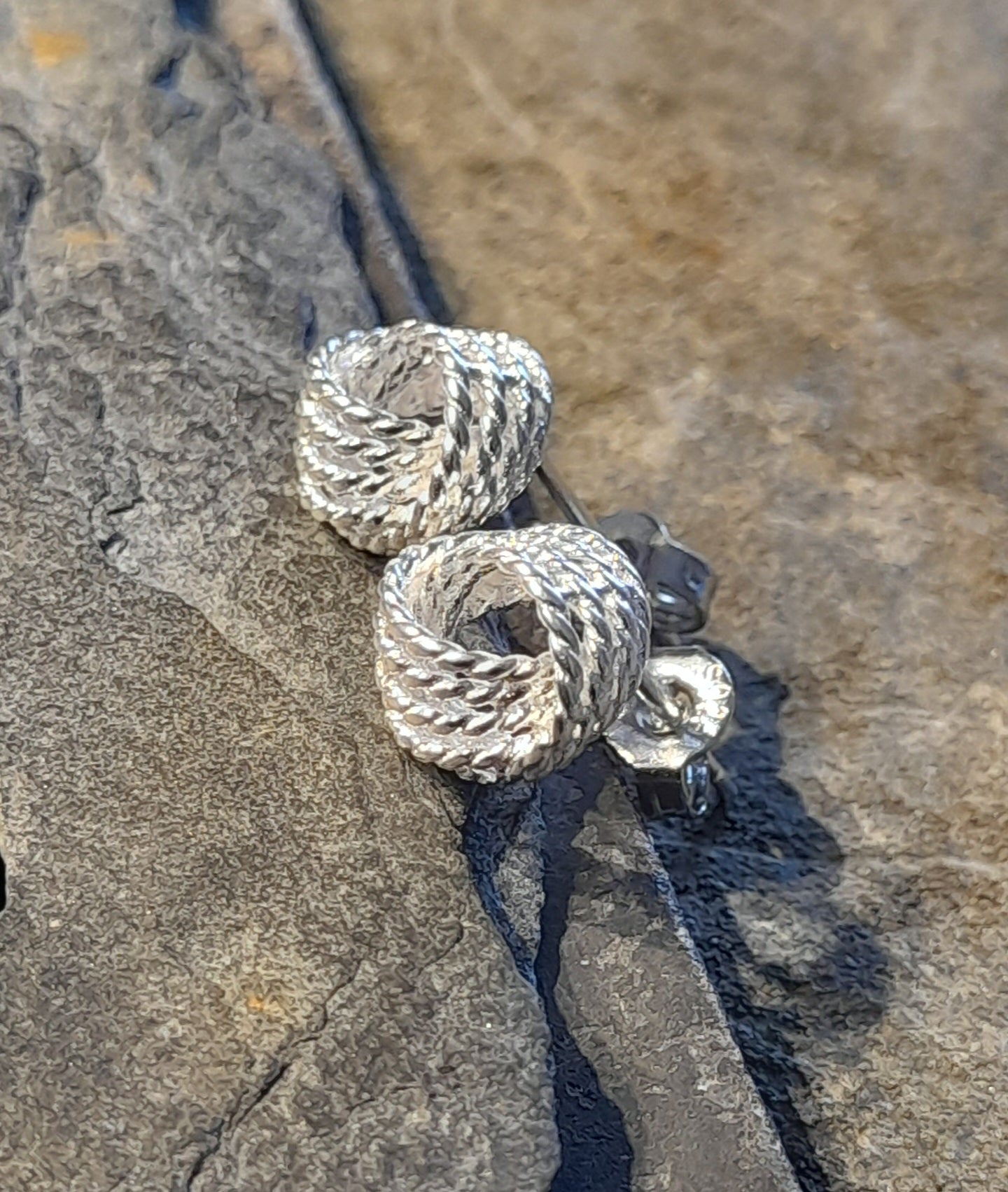 SS789B - Love Knot s/plate stud 9mm