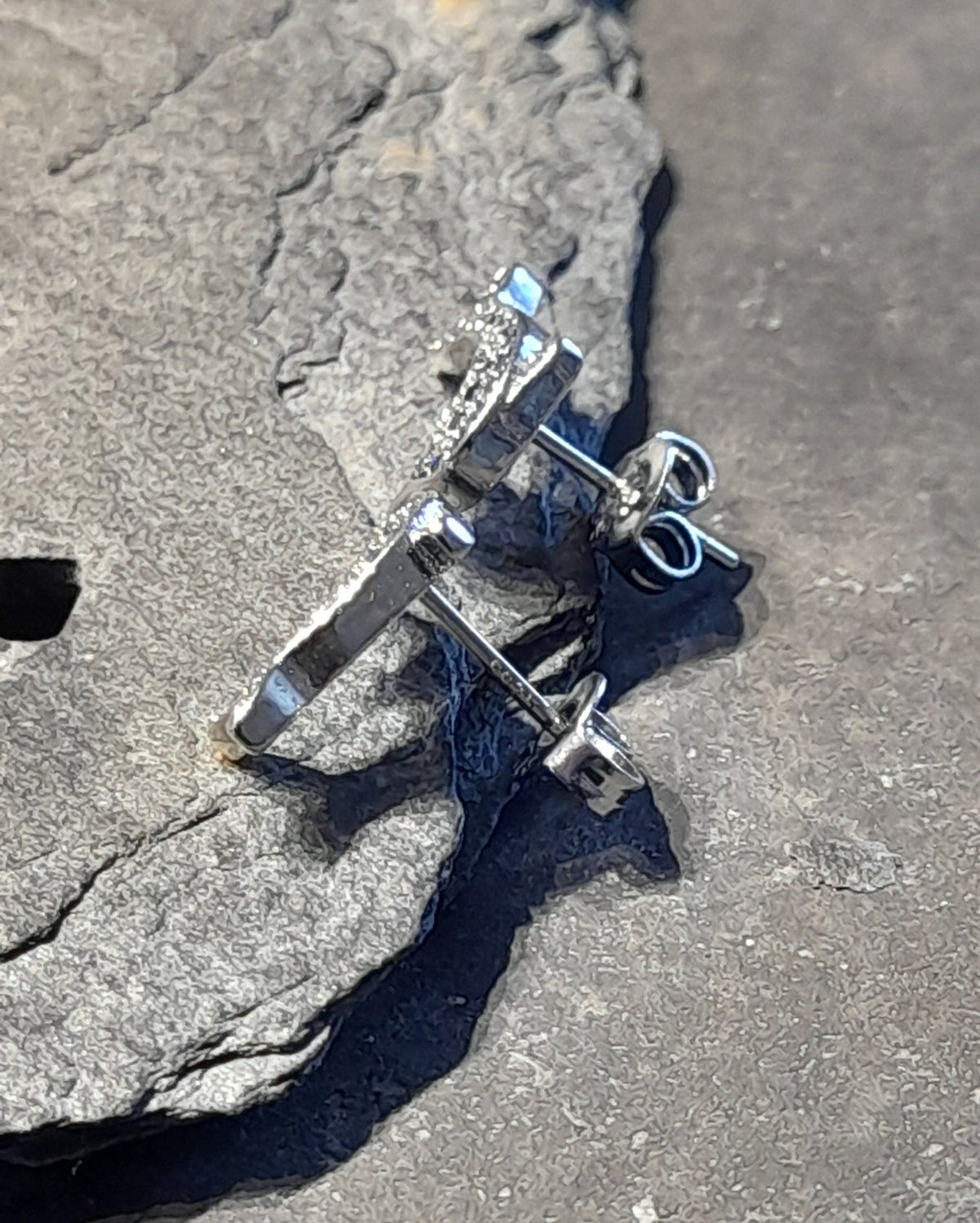 SS792B - Blue cz Dolphin s/plate stud 12mm