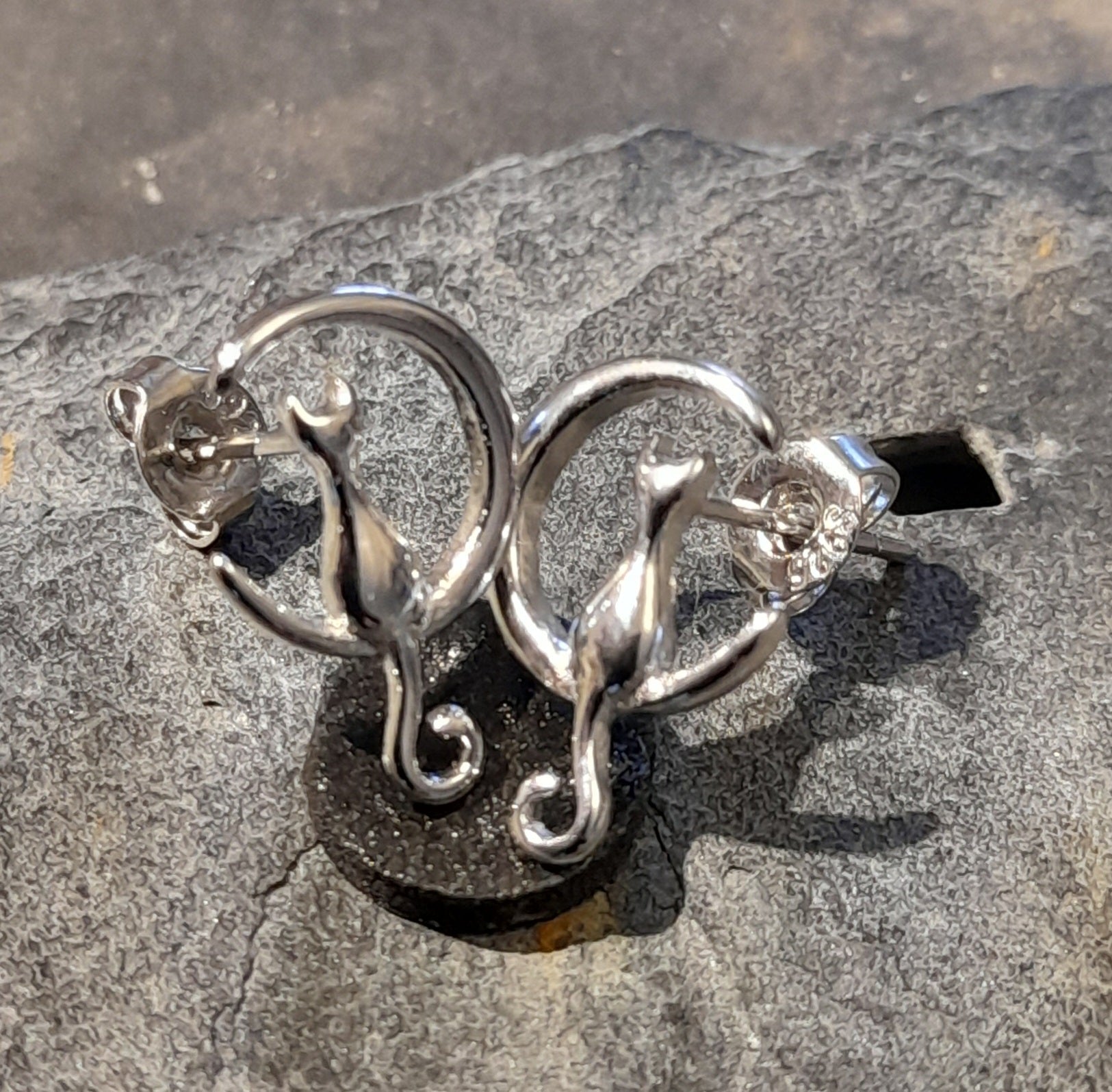 SS788B - Cat on Moon s/plate stud 15x10mm