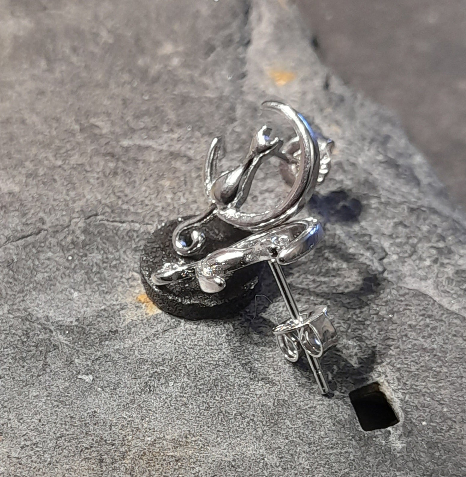 SS788B - Cat on Moon s/plate stud 15x10mm