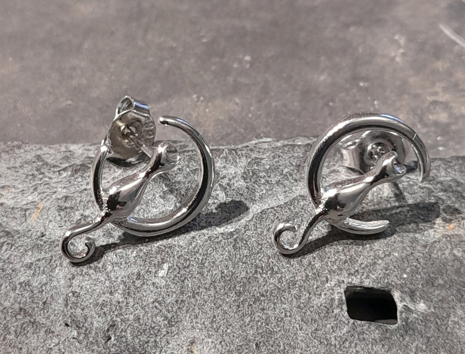 SS788B - Cat on Moon s/plate stud 15x10mm
