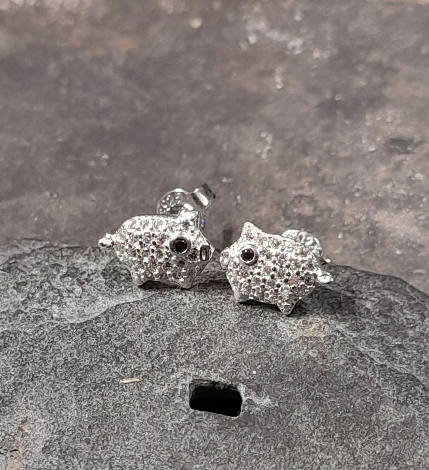 SS802B - MULTI CLEAR CZ PIG STUD S/PLATE 9X5MM