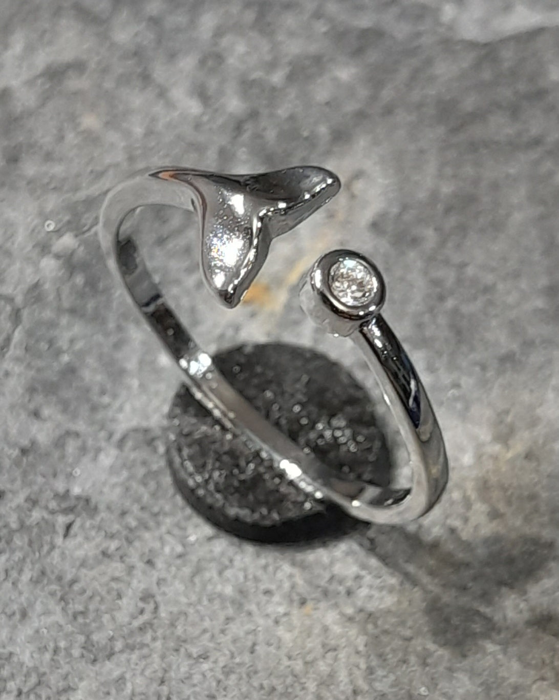 SR107B - S/PLATE WHALE TAIL WITH CZ RING ONE SIZE