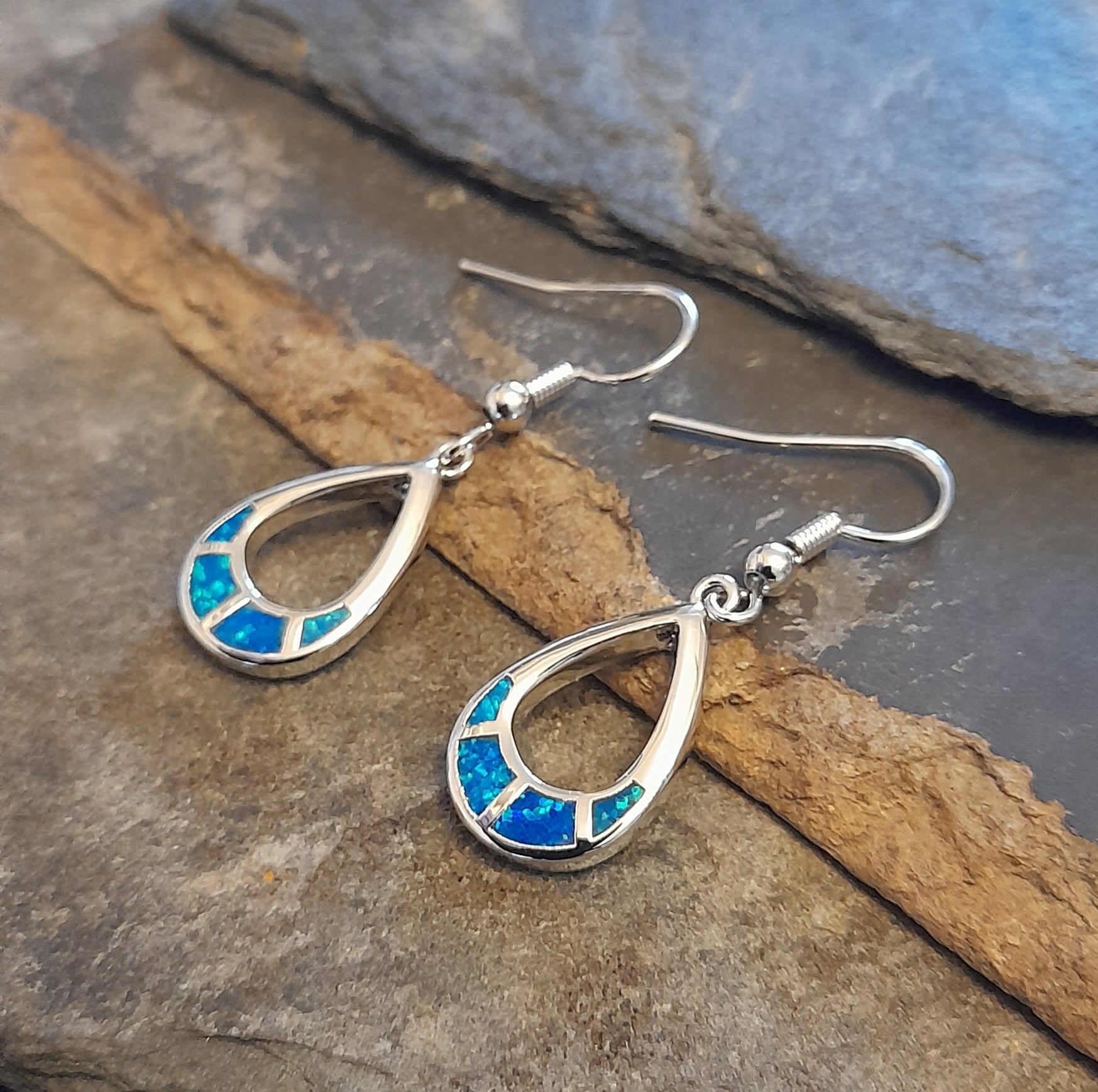 SE545B - TEARDROP BLUE SYN/OPAL E/R S/PLATE 18MM