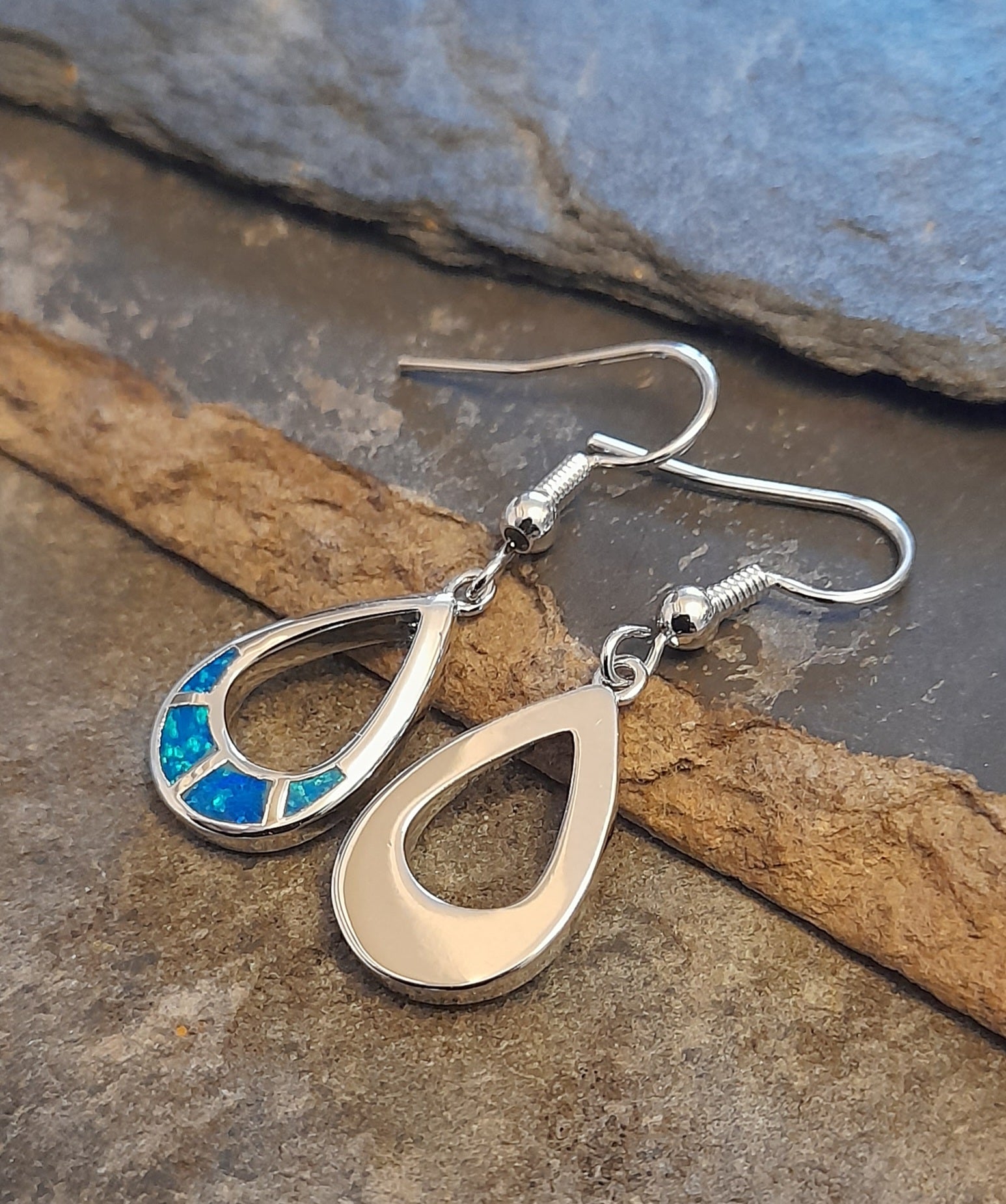 SE545B - TEARDROP BLUE SYN/OPAL E/R S/PLATE 18MM