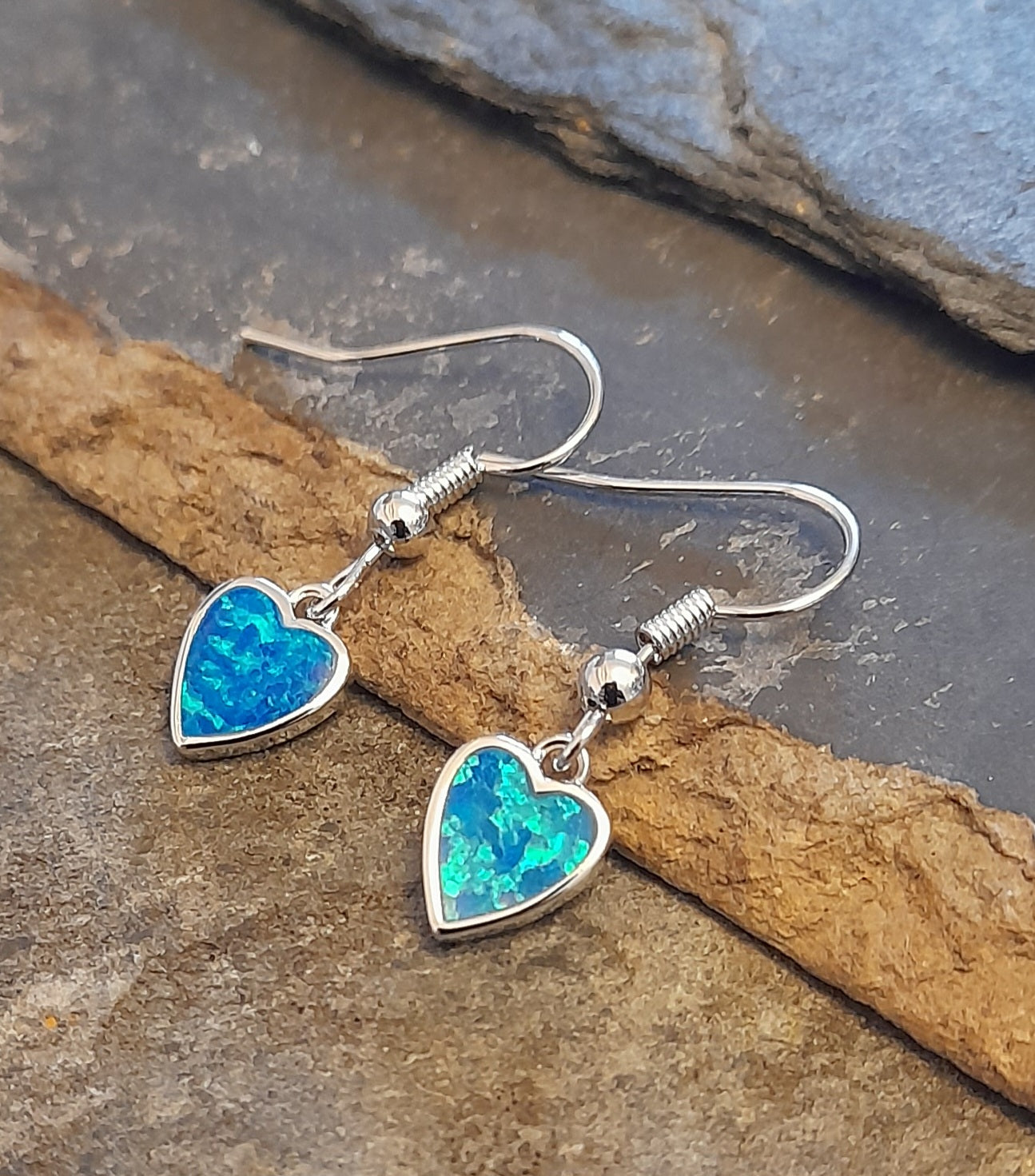 SE546B - HEART BLUE SYN/OPAL E/R S/PLATE 7MM