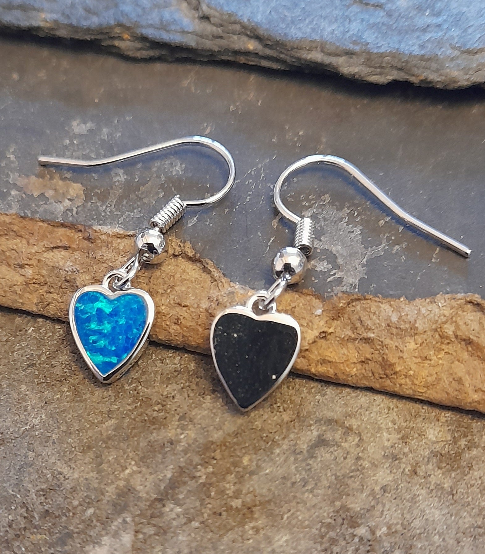 SE546B - HEART BLUE SYN/OPAL E/R S/PLATE 7MM