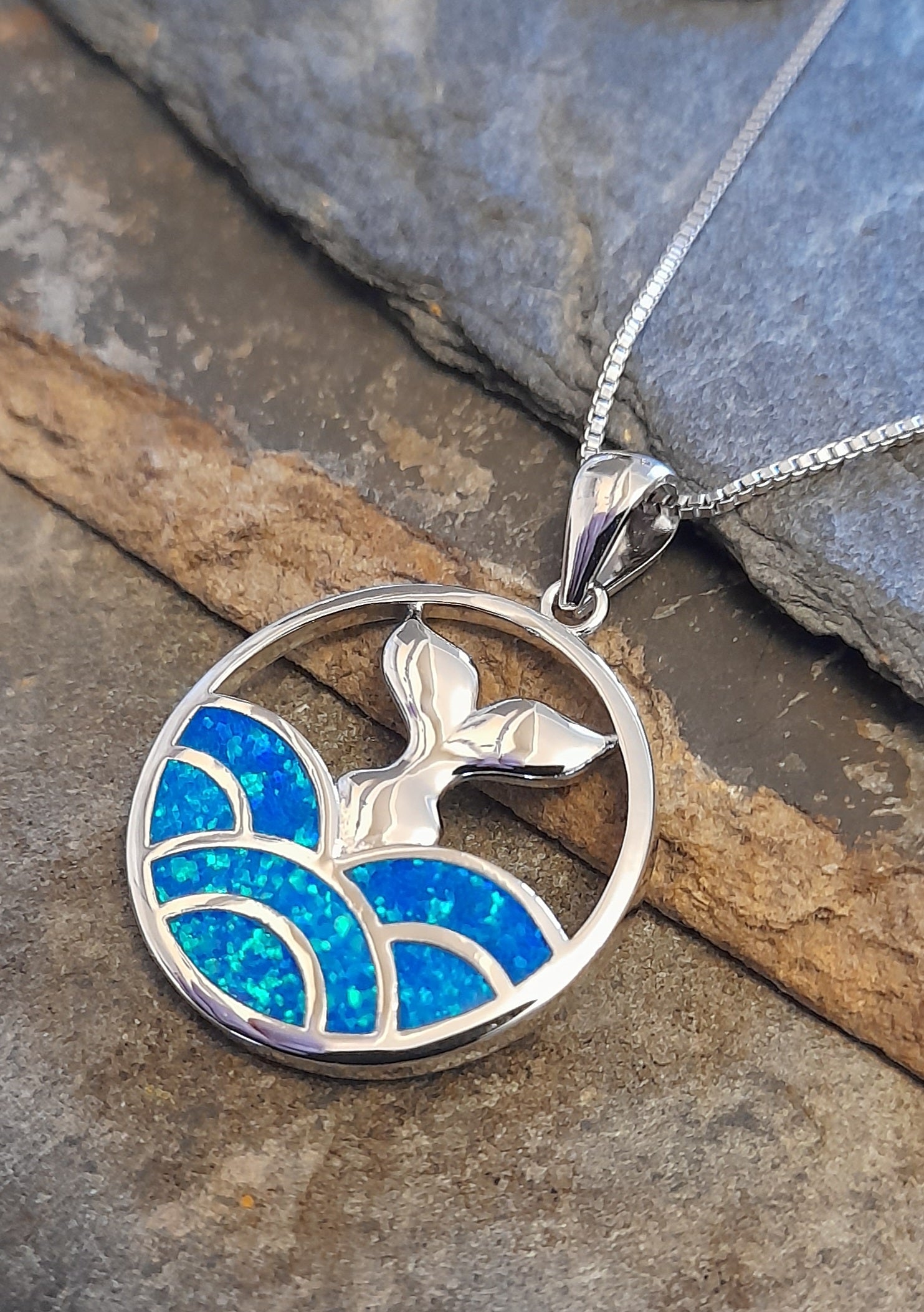 SP506BC - WAVE BLUE SYN/OPAL P/DANT  S/PLATE 23MM