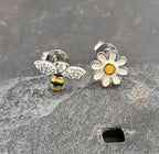 SS815B - FLOWER & BEE SILVER PLATE STUD 10MM&7MM