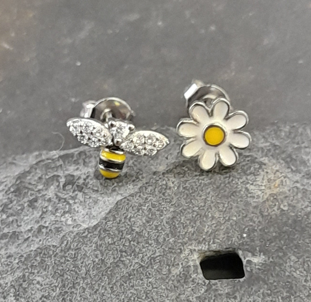 SS815B - FLOWER & BEE SILVER PLATE STUD 10MM&7MM