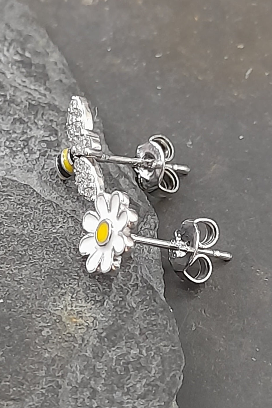 SS815B - FLOWER & BEE SILVER PLATE STUD 10MM&7MM