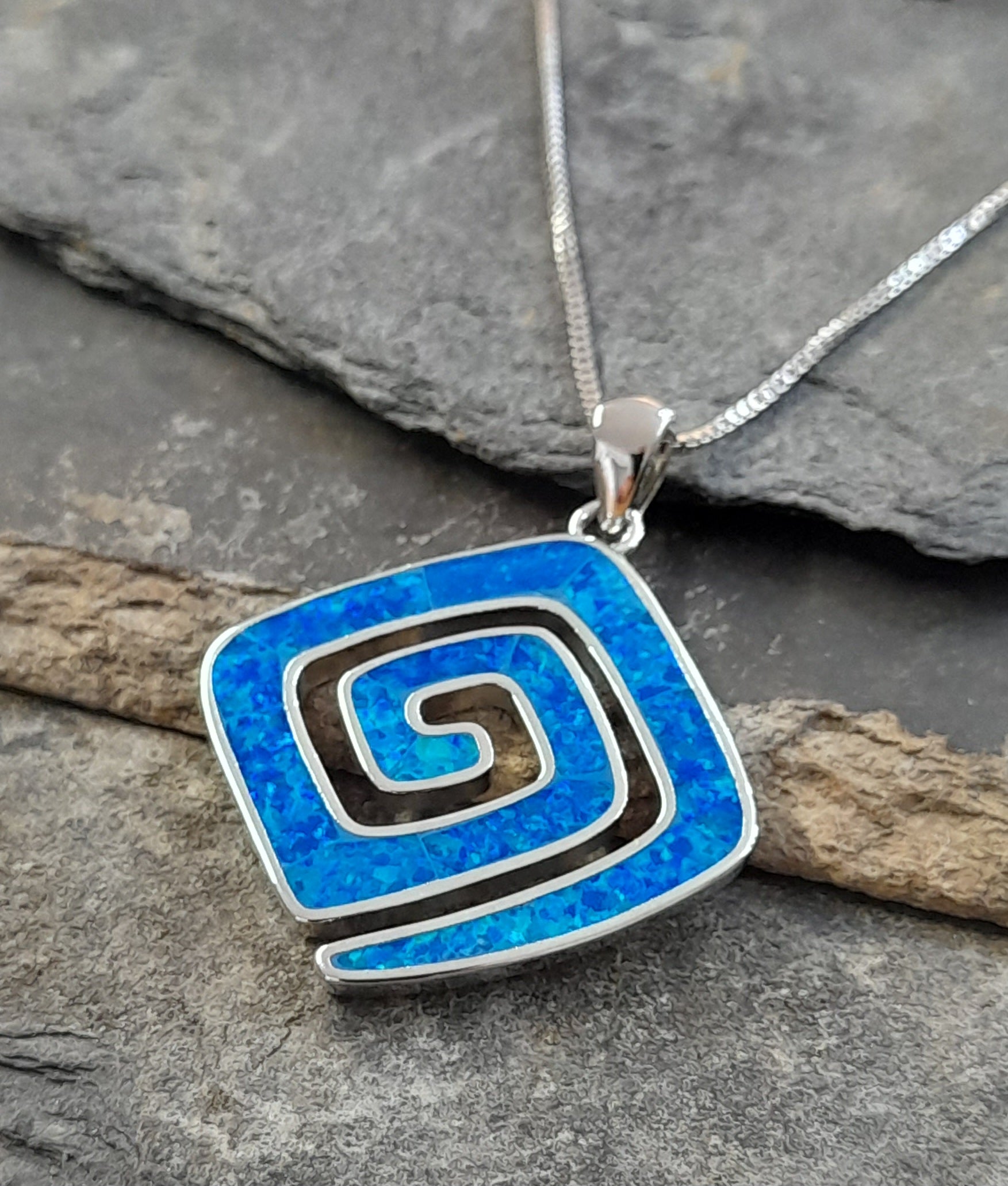 SP517BC - GREEK SWIRL SYN/OPAL S/PLATE P/D 32MM