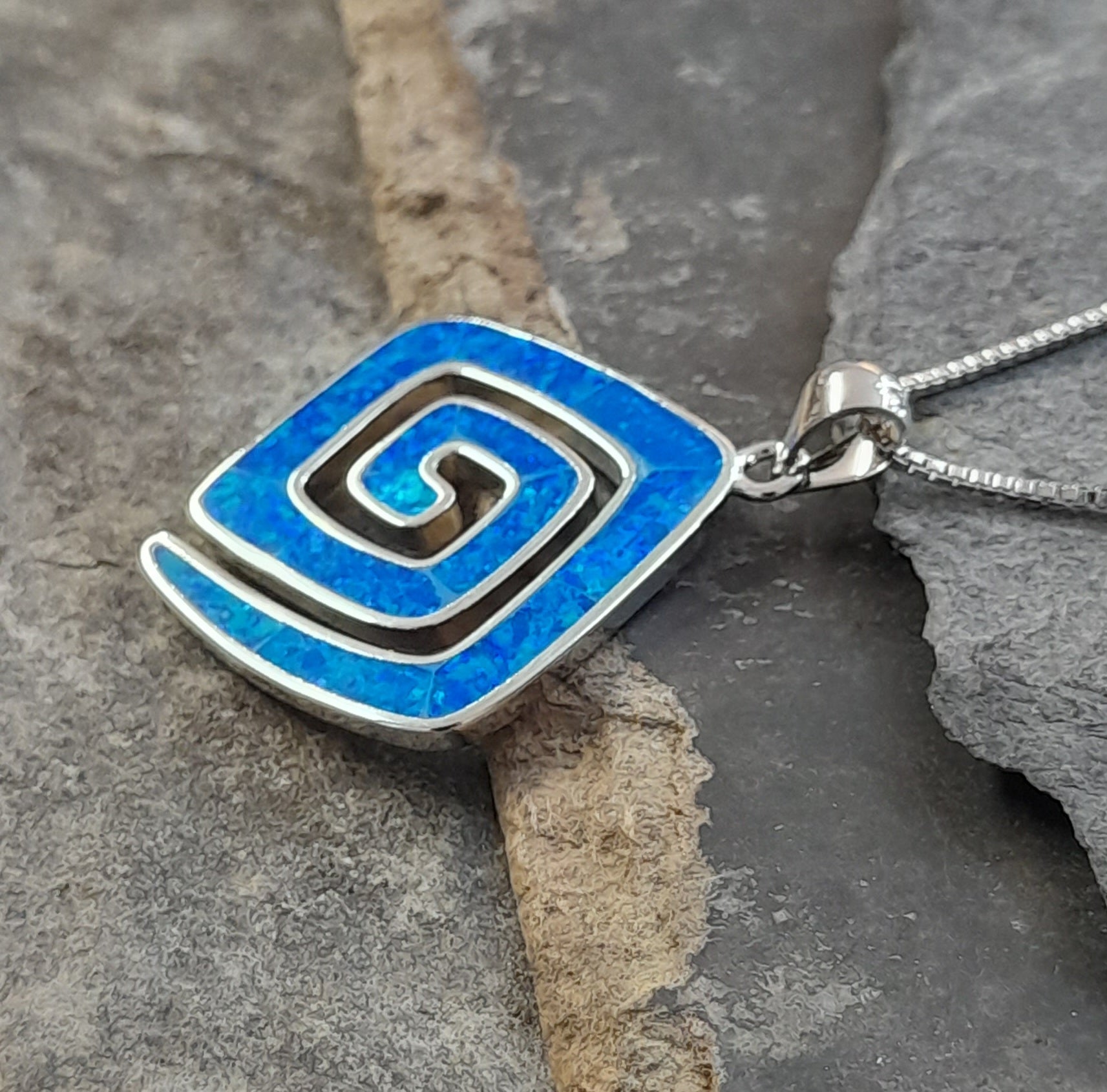 SP517BC - GREEK SWIRL SYN/OPAL S/PLATE P/D 32MM