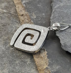 SP517BC - GREEK SWIRL SYN/OPAL S/PLATE P/D 32MM