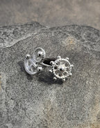 SS834B - ANCHOR & SHIPS WHEEL S/PLATE STUD 7MM