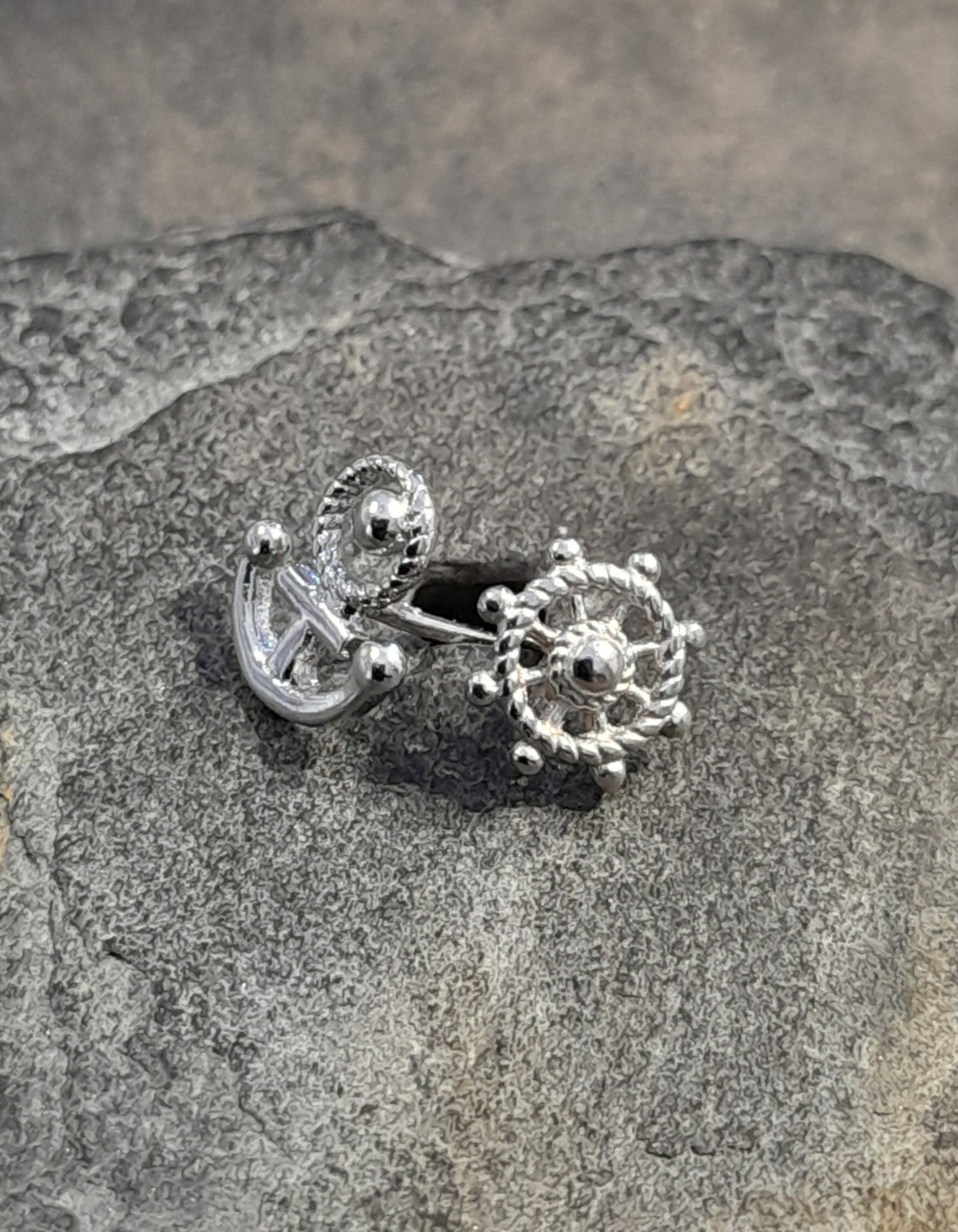 SS834B - ANCHOR & SHIPS WHEEL S/PLATE STUD 7MM