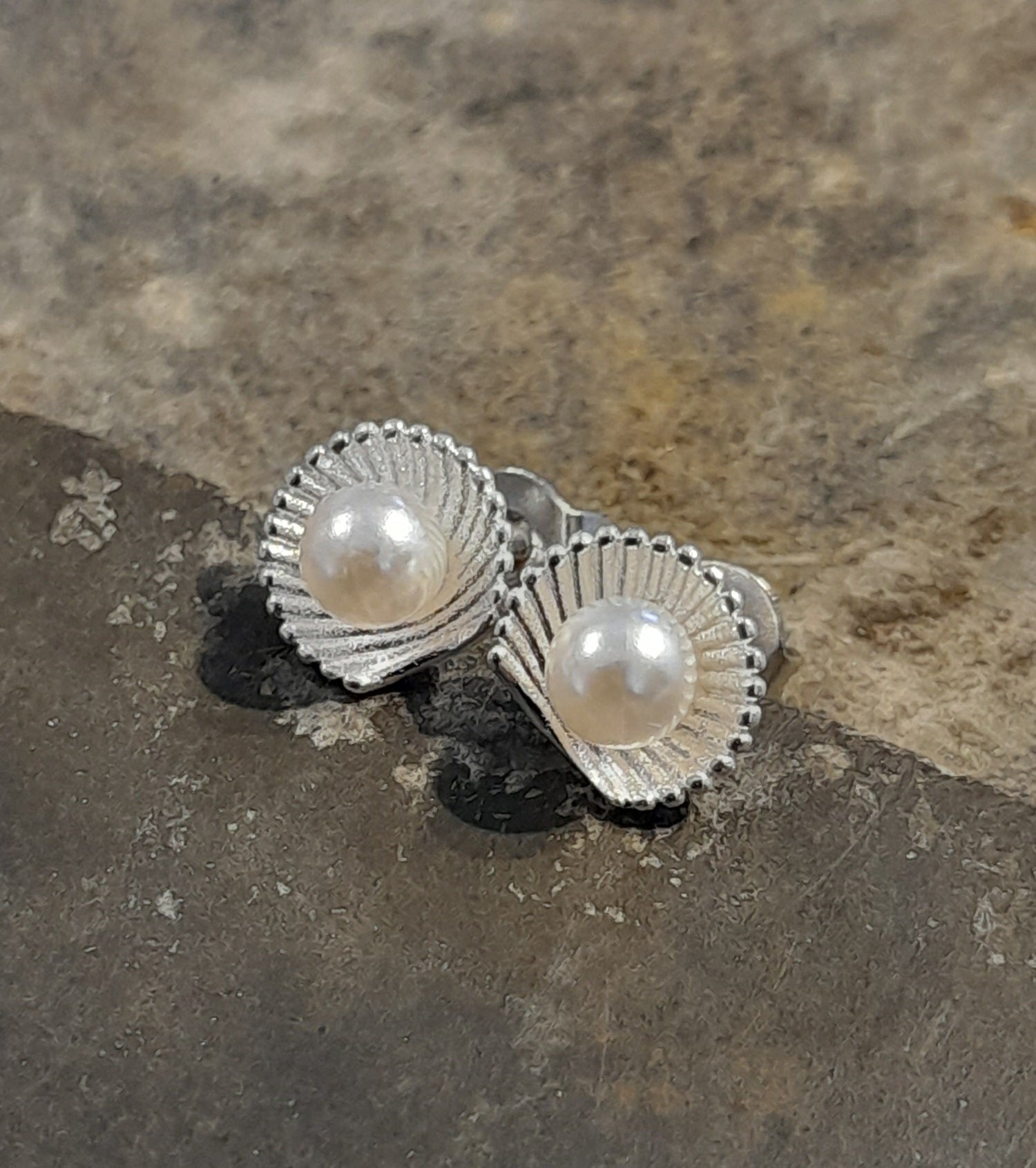 SS836B - PEARL IN SHELL 8MM S/PLATE STUD