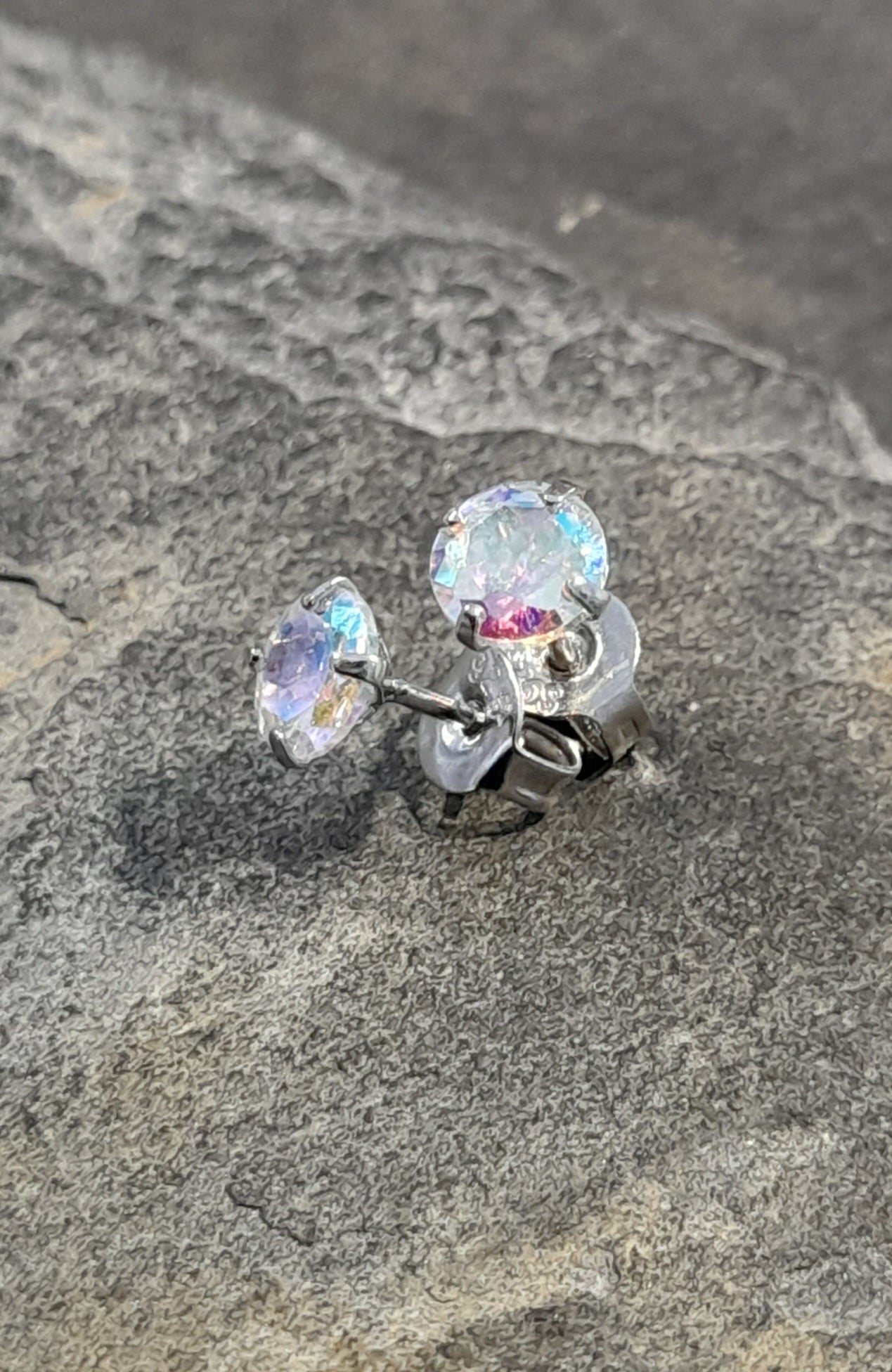 SS842B - IRIDESCENT 5MM CZ S/PLATE STUD