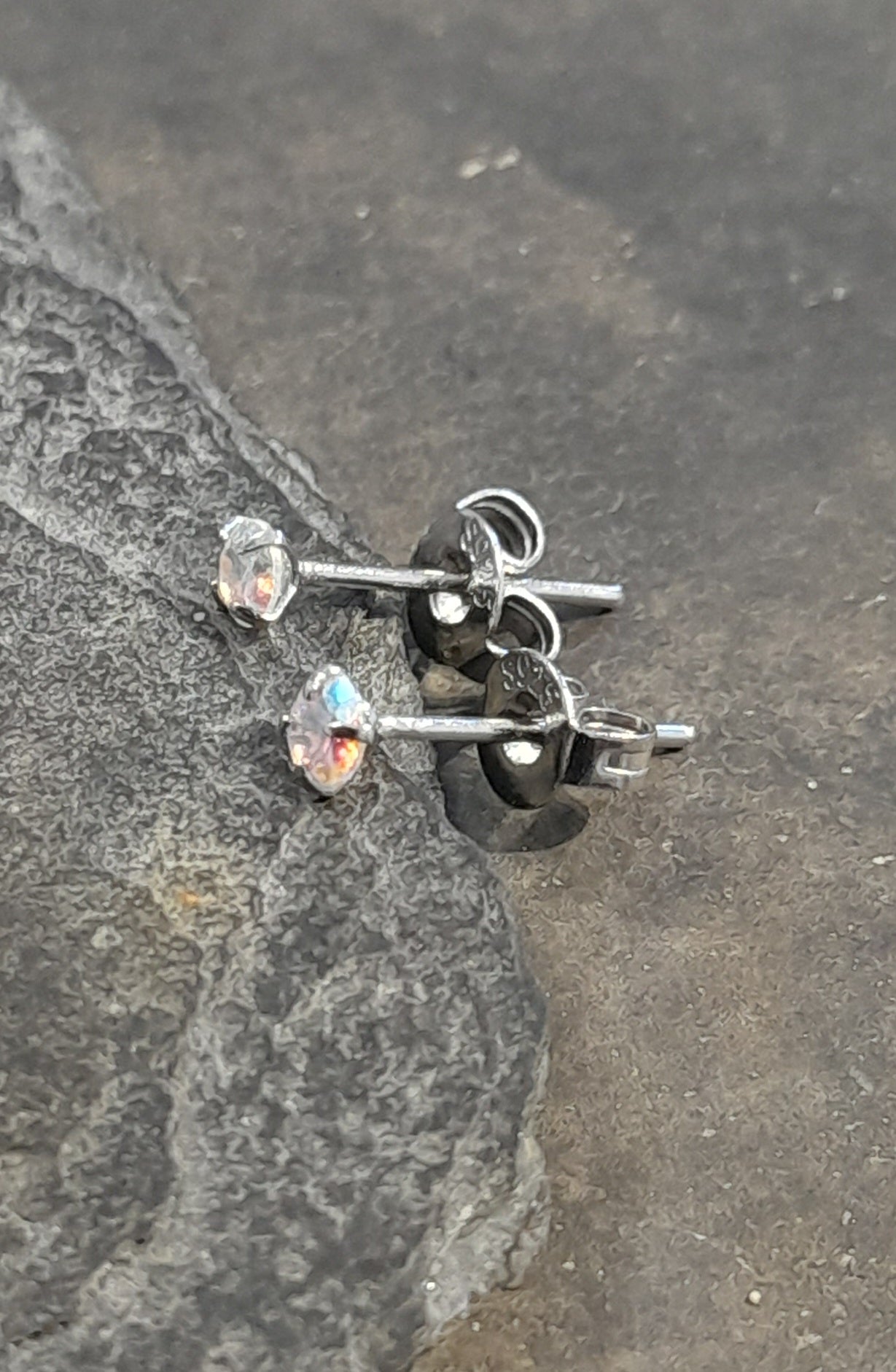 SS844B - IRIDESCENT 3MM CZ S/PLATE STUD