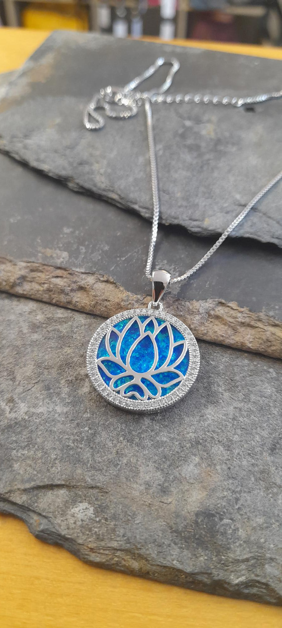 SP520BC - LOTUS FLOWER & CZ S/PLATE SYN/OPAL  22MM