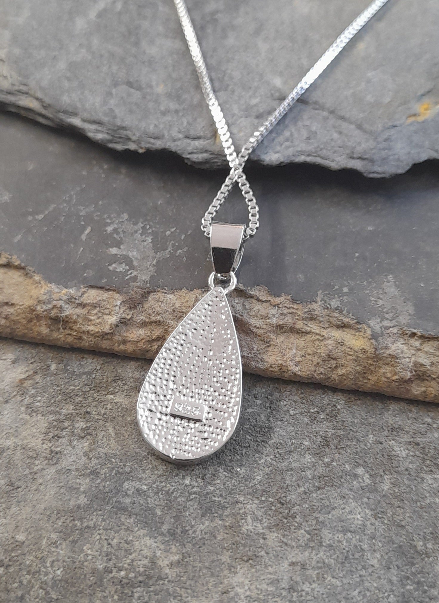 SP522BC - TEARDROP S/PLATE SYN/OPAL P/D 20MM