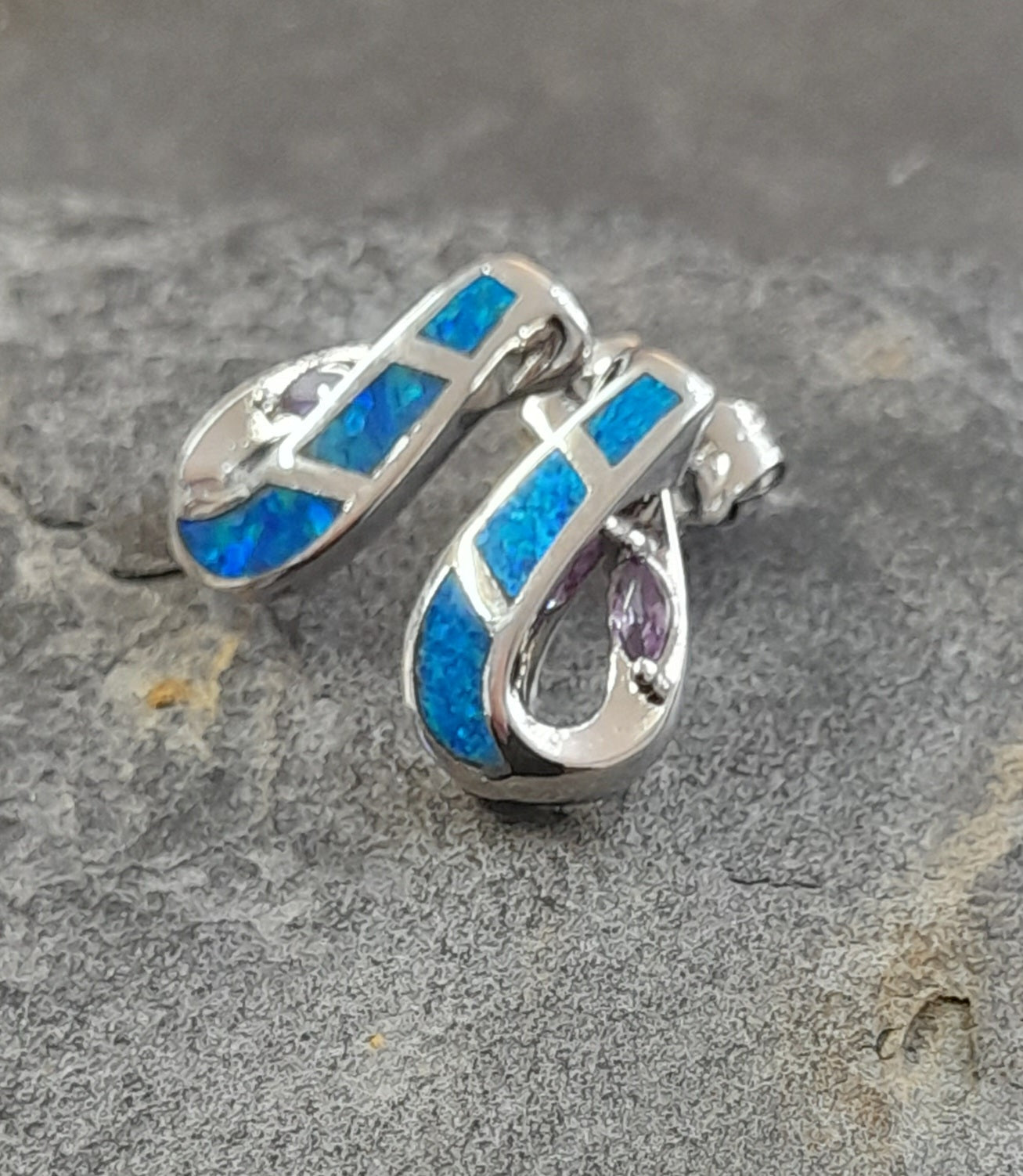 SS851B - 15MM TWIST S/PLATE SYN OPAL STUD