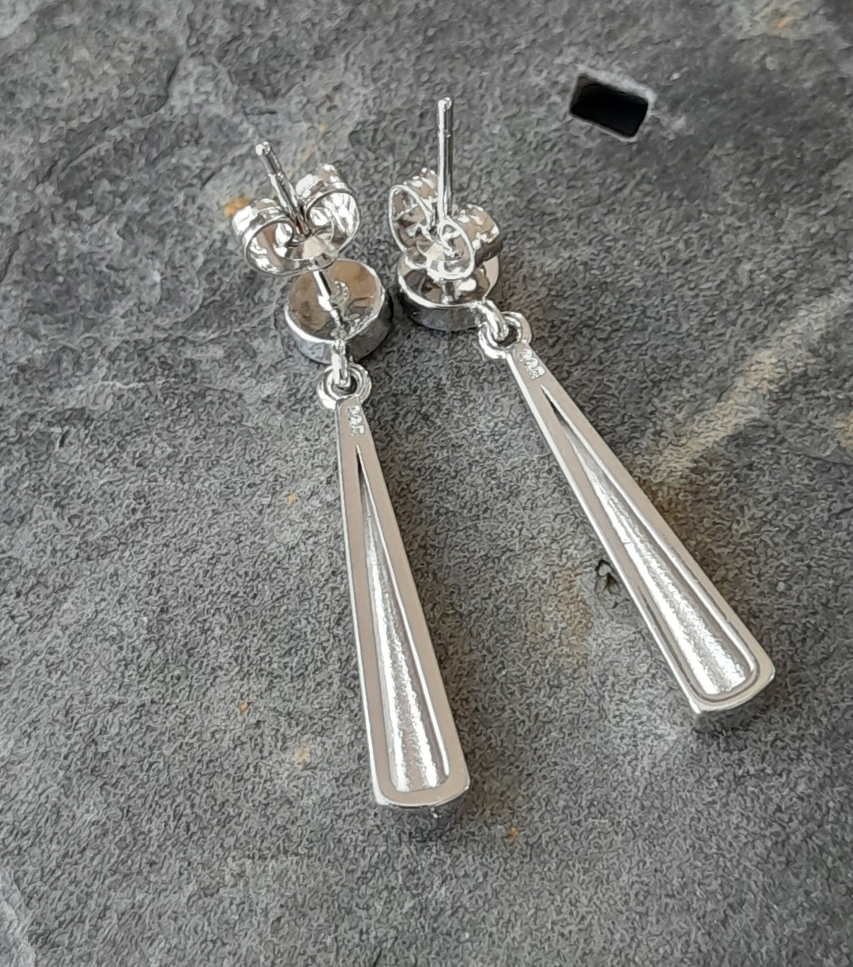 SE562B - 30MM STUD DROP S/PLATE SYN OPAL