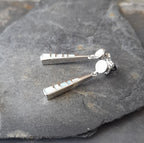 SE570B - 30MM STUD ER S/PLATE WHITE SYN OPAL