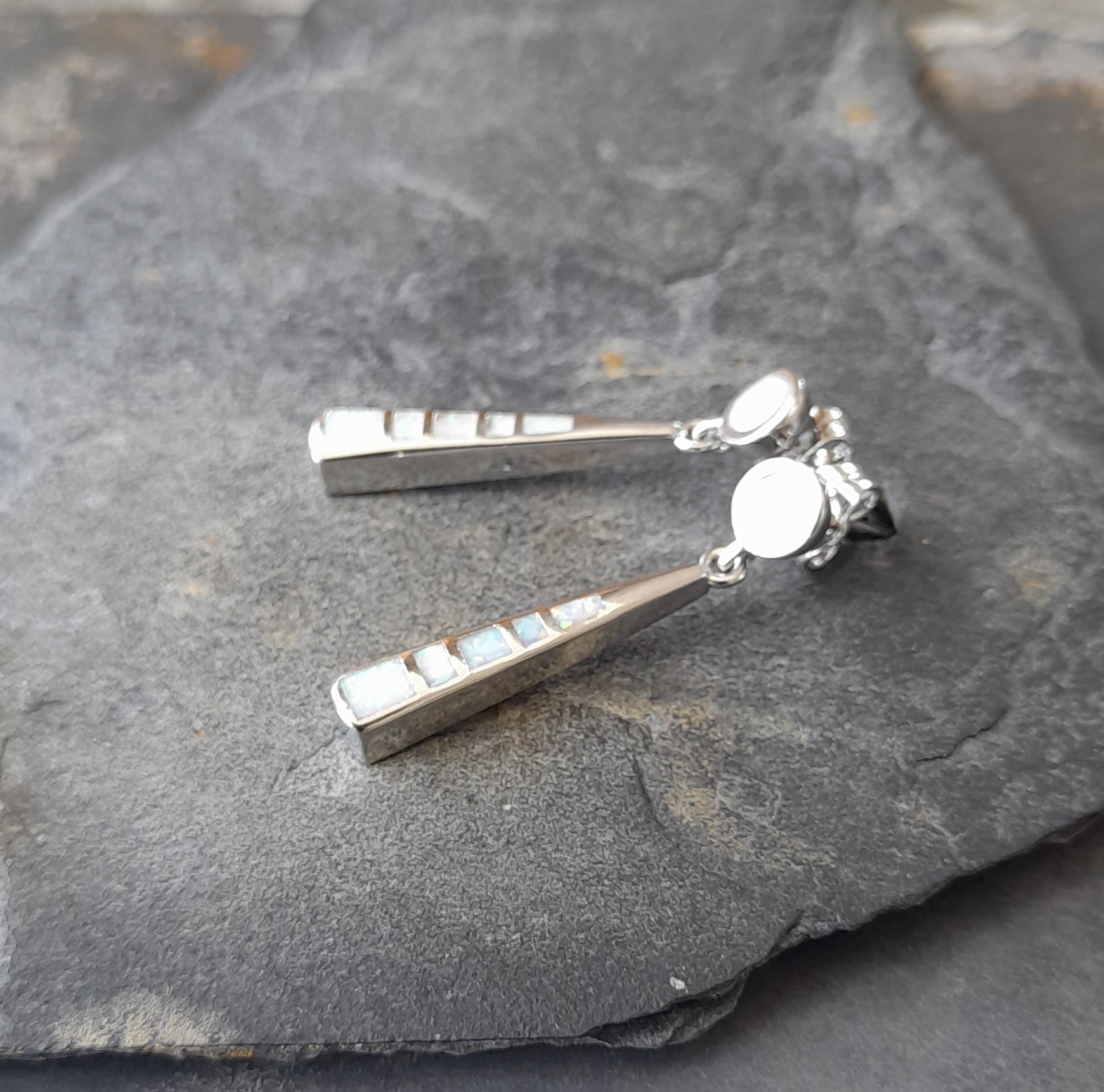 SE570B - 30MM STUD ER S/PLATE WHITE SYN OPAL