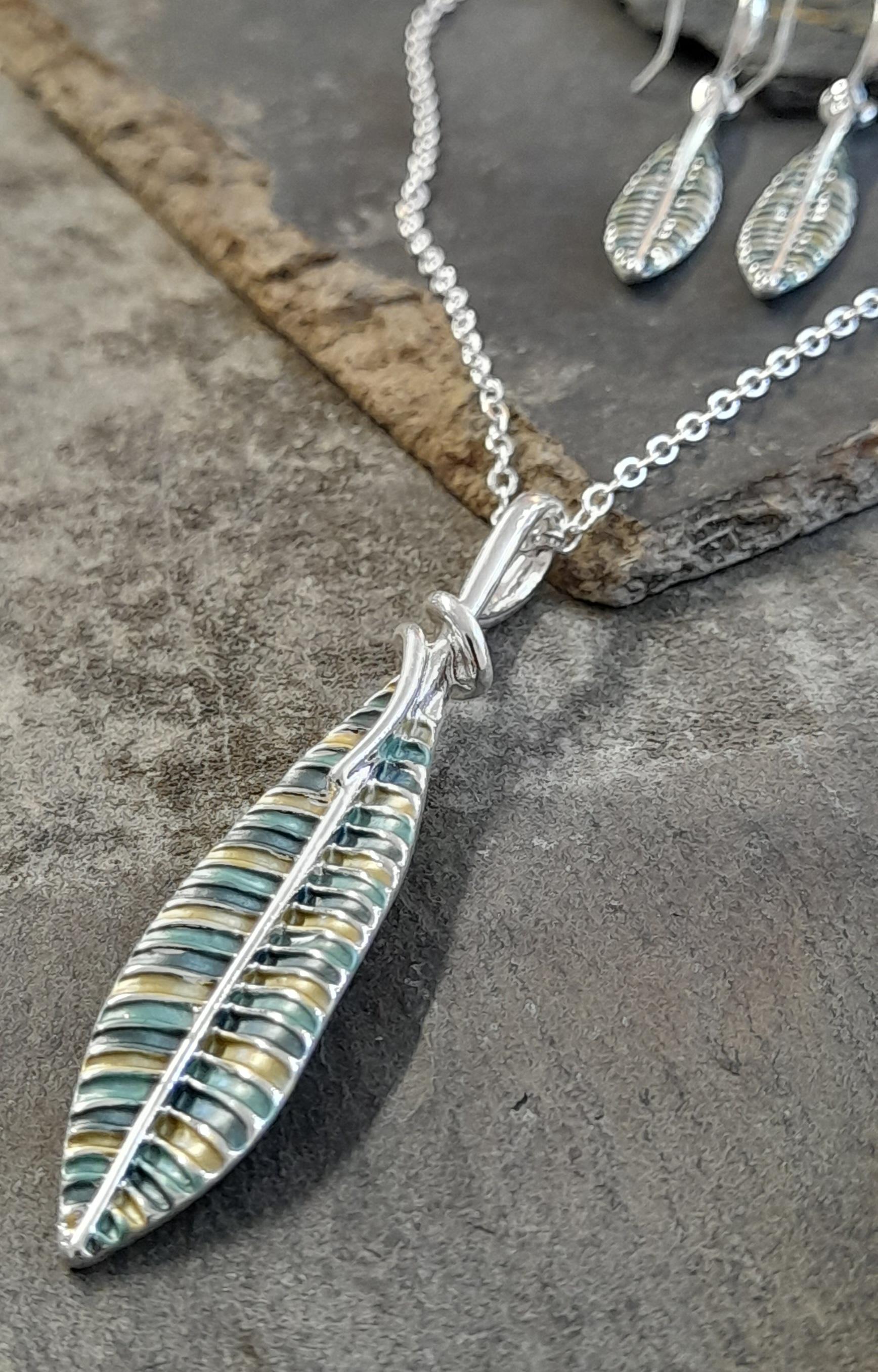 BLF013 - SILVER GREEN FEATHER SET