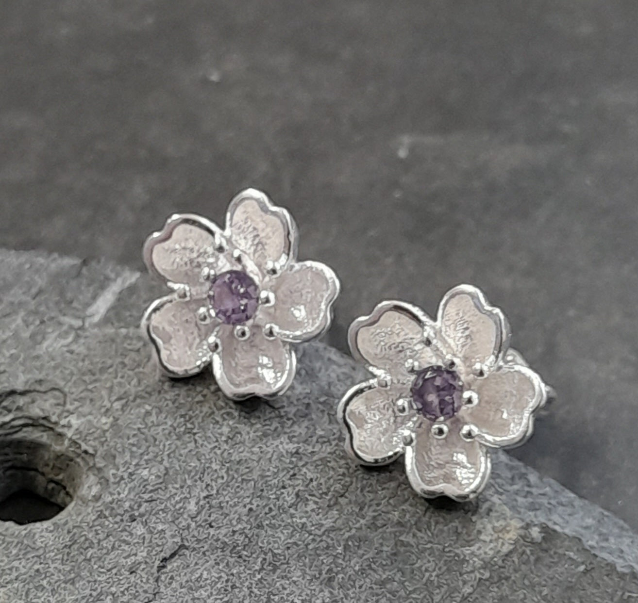 SS854B - 10MM FLOWER WITH CZ SILVER PLATE STUD