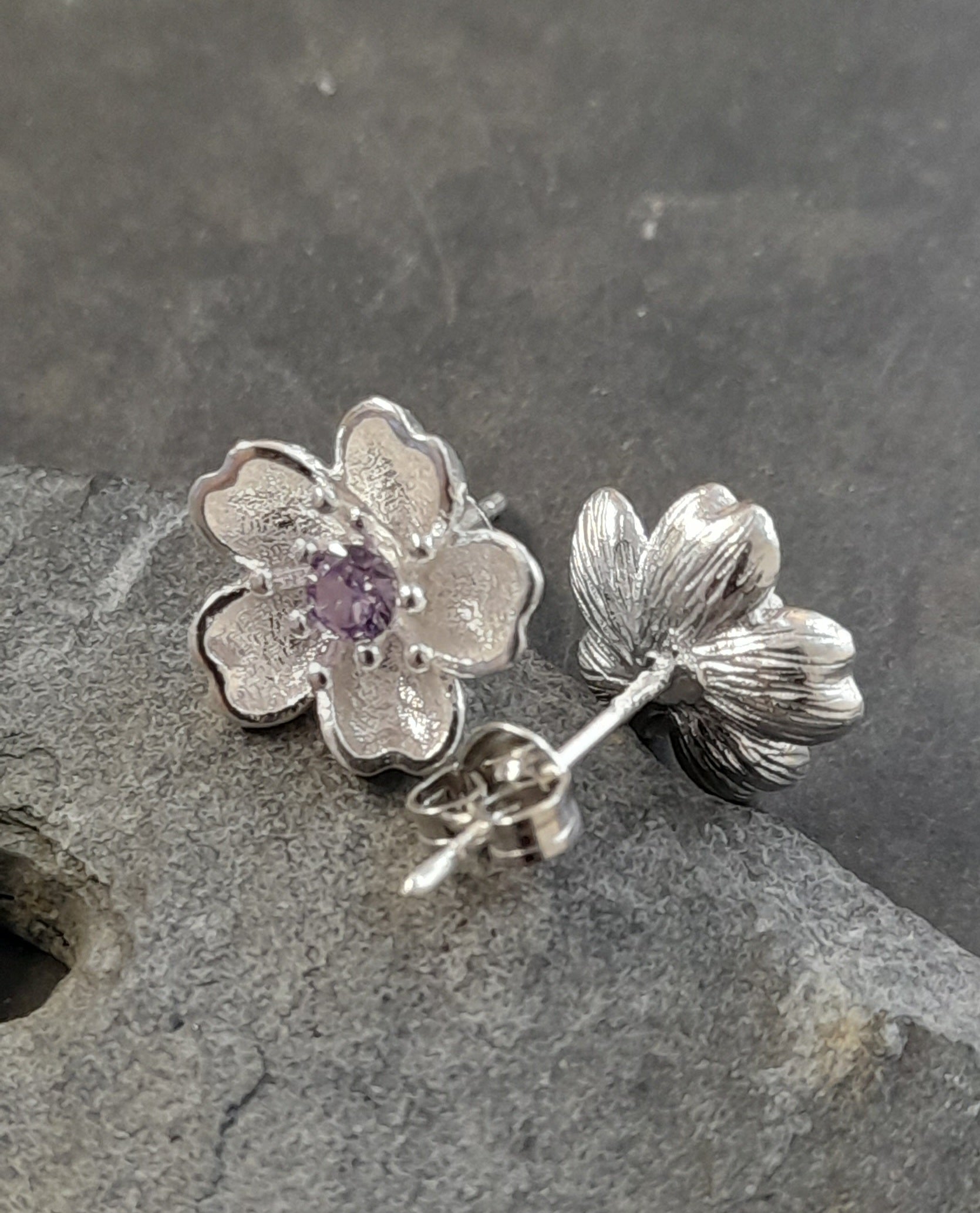 SS854B - 10MM FLOWER WITH CZ SILVER PLATE STUD
