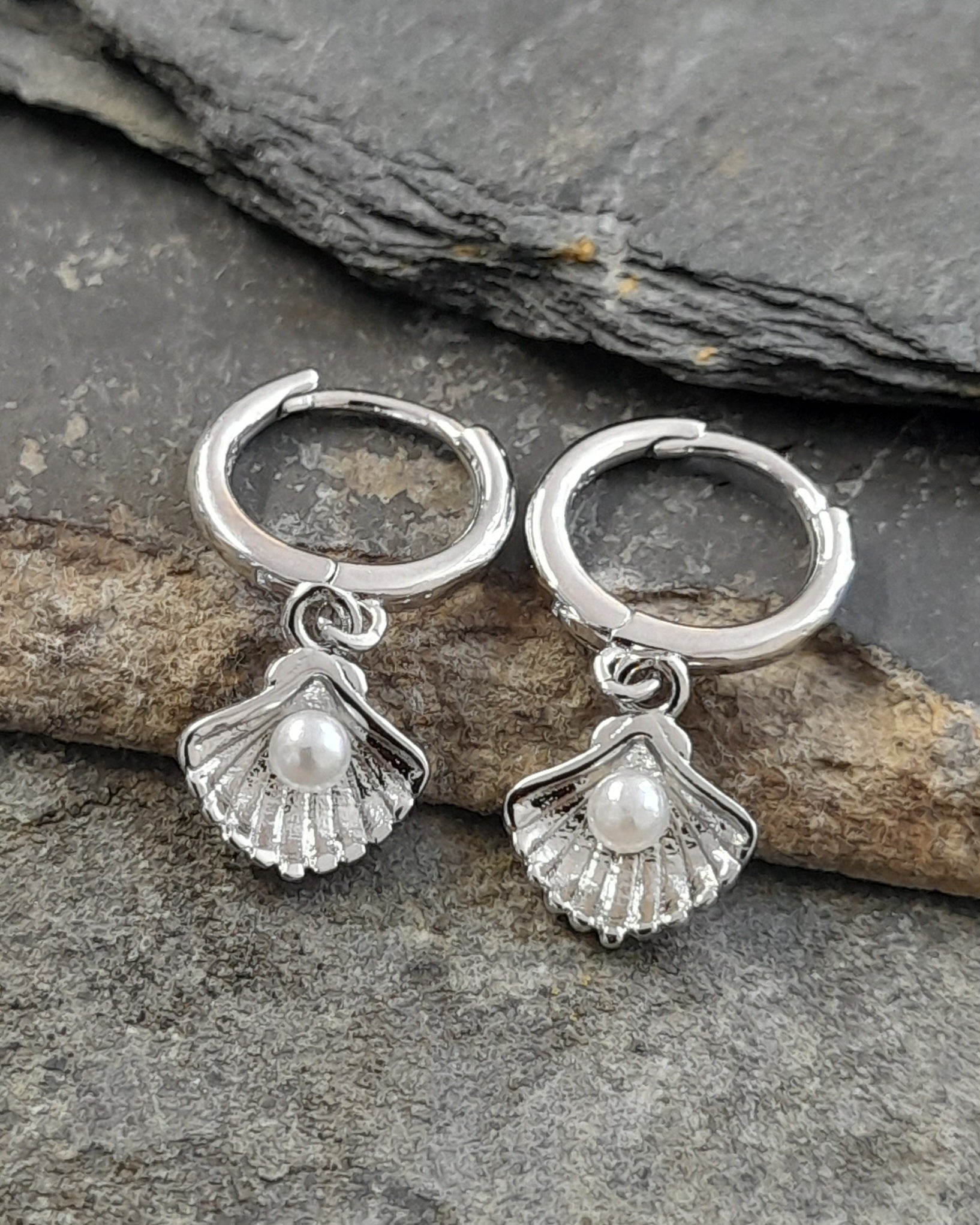 SE574B -12MM SHELL PEARL HOOP SILVER PLATE ER
