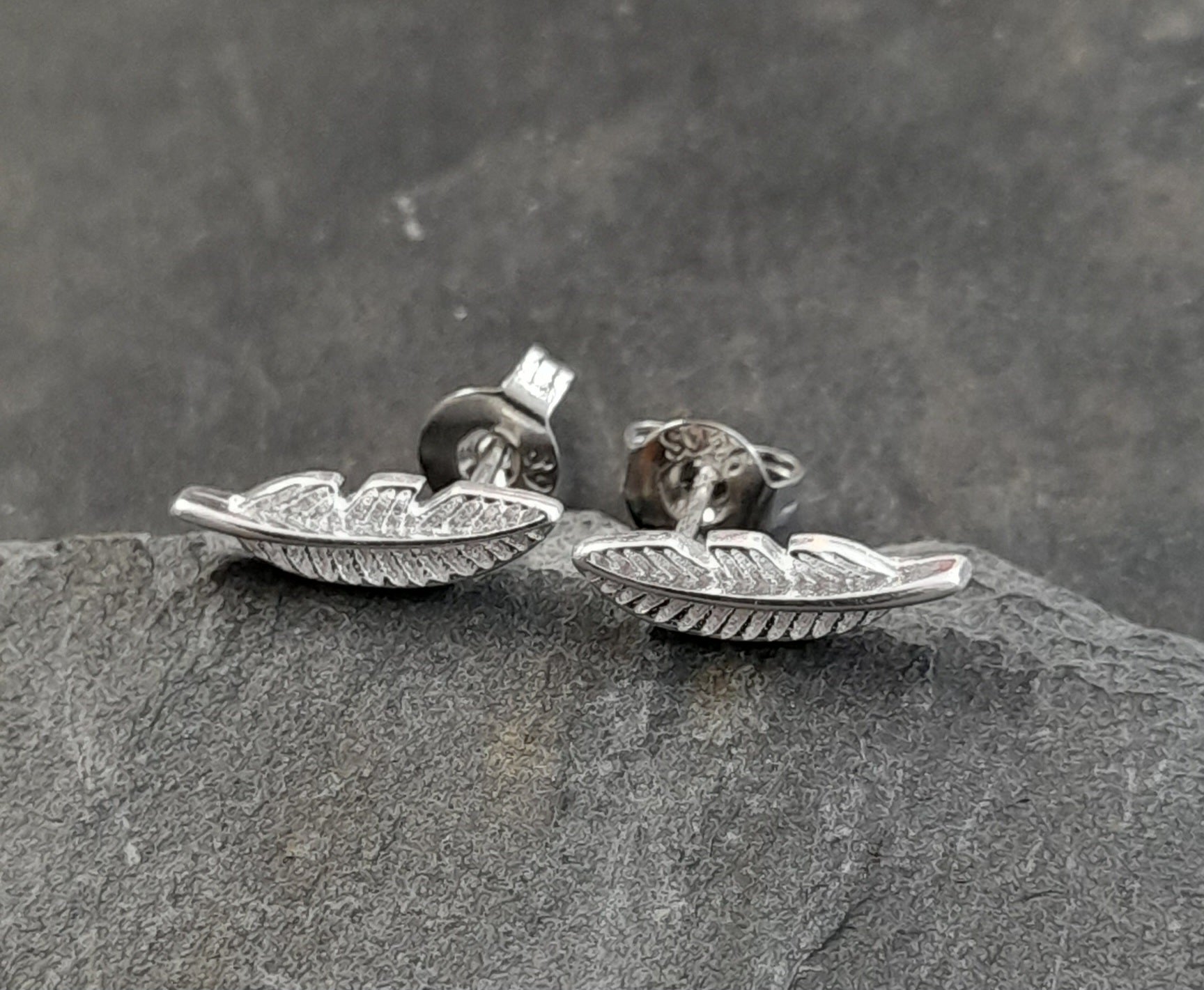 SS857B - 12MM FEATHER SILVER PLATE STUD