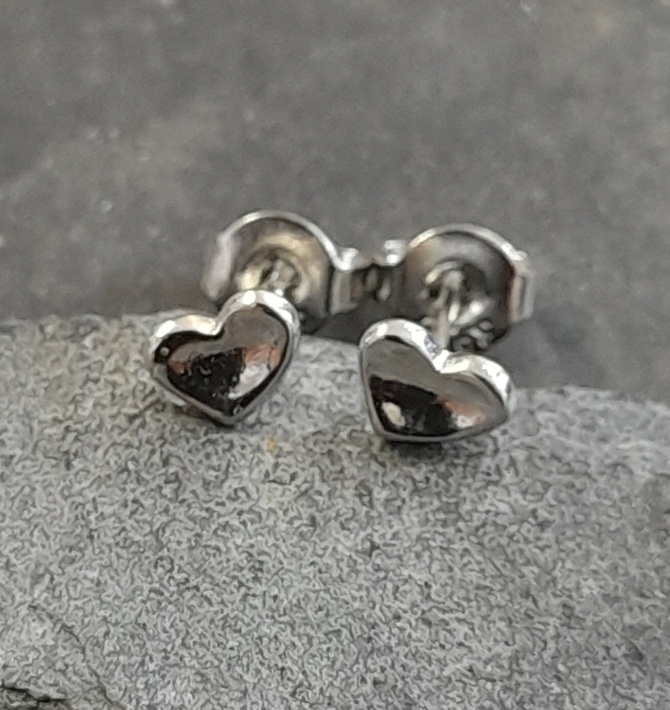 SS824B - 5MM HEART SILVER PLATE STUD