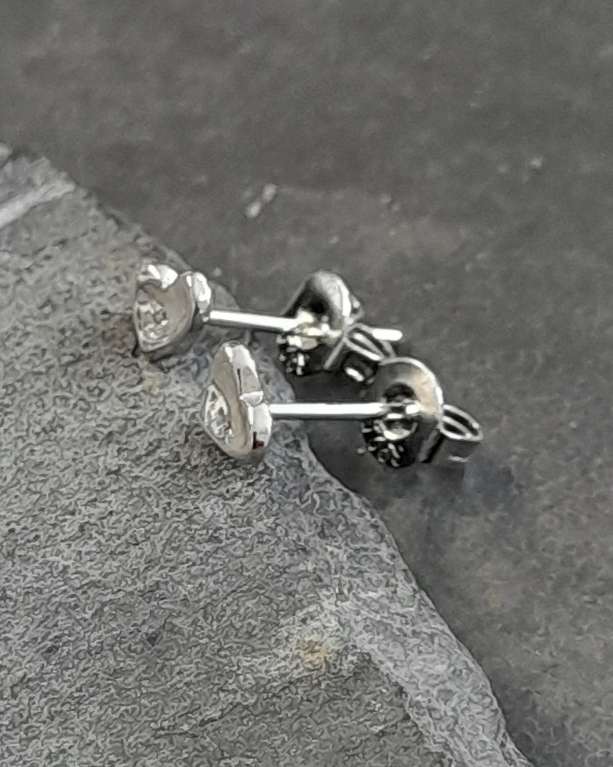 SS824B - 5MM HEART SILVER PLATE STUD
