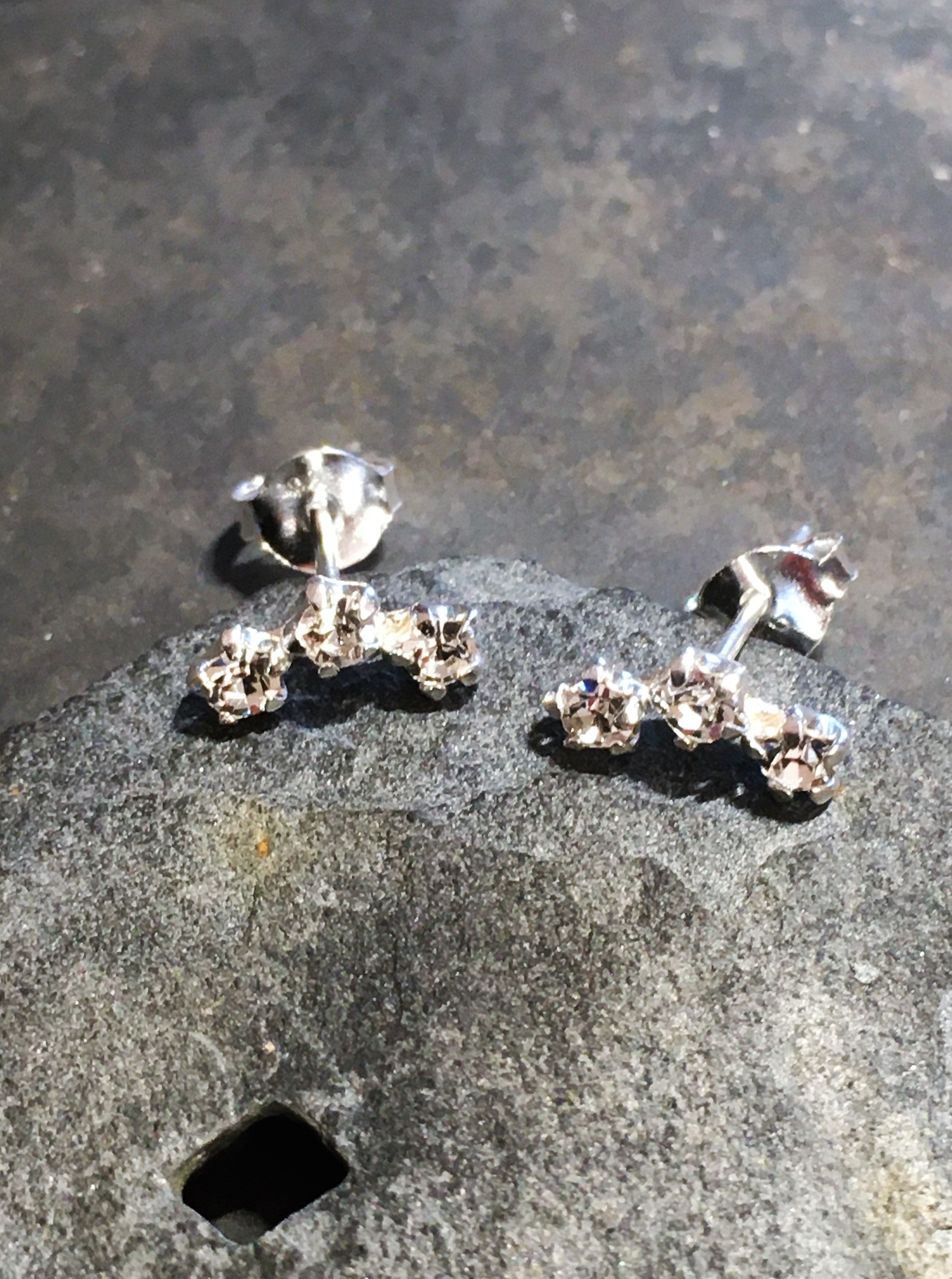 3mm Cubic Zirconia Star Curve Stud