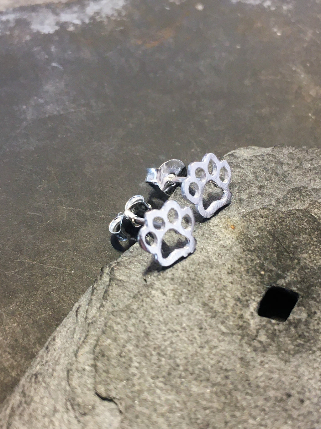 Outline Dogs Paw Stud 7mm