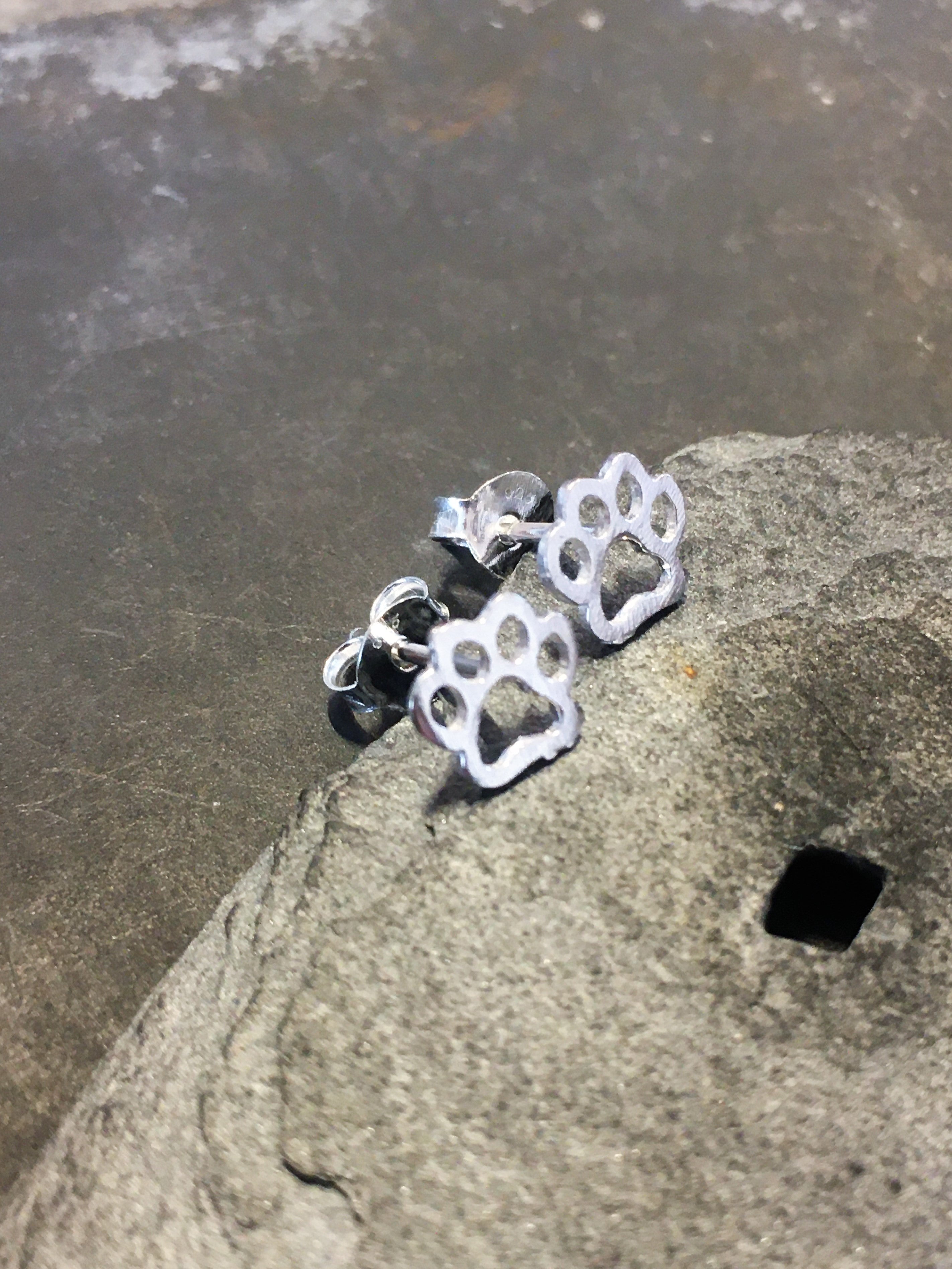 Outline Dogs Paw Stud 7mm