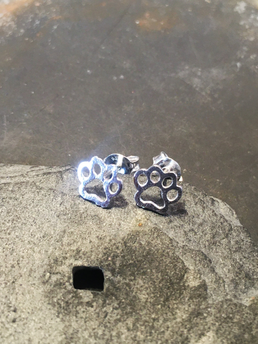 Outline Dogs Paw Stud 7mm