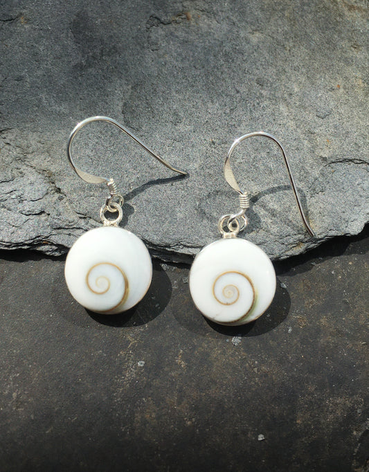 SE137B - ROUND SHIVA EYE SHELL EARRING 12MM DIA