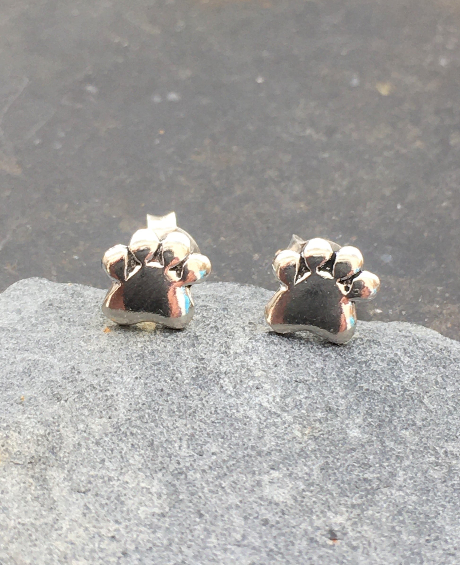 Silver Dogs Paw Stud