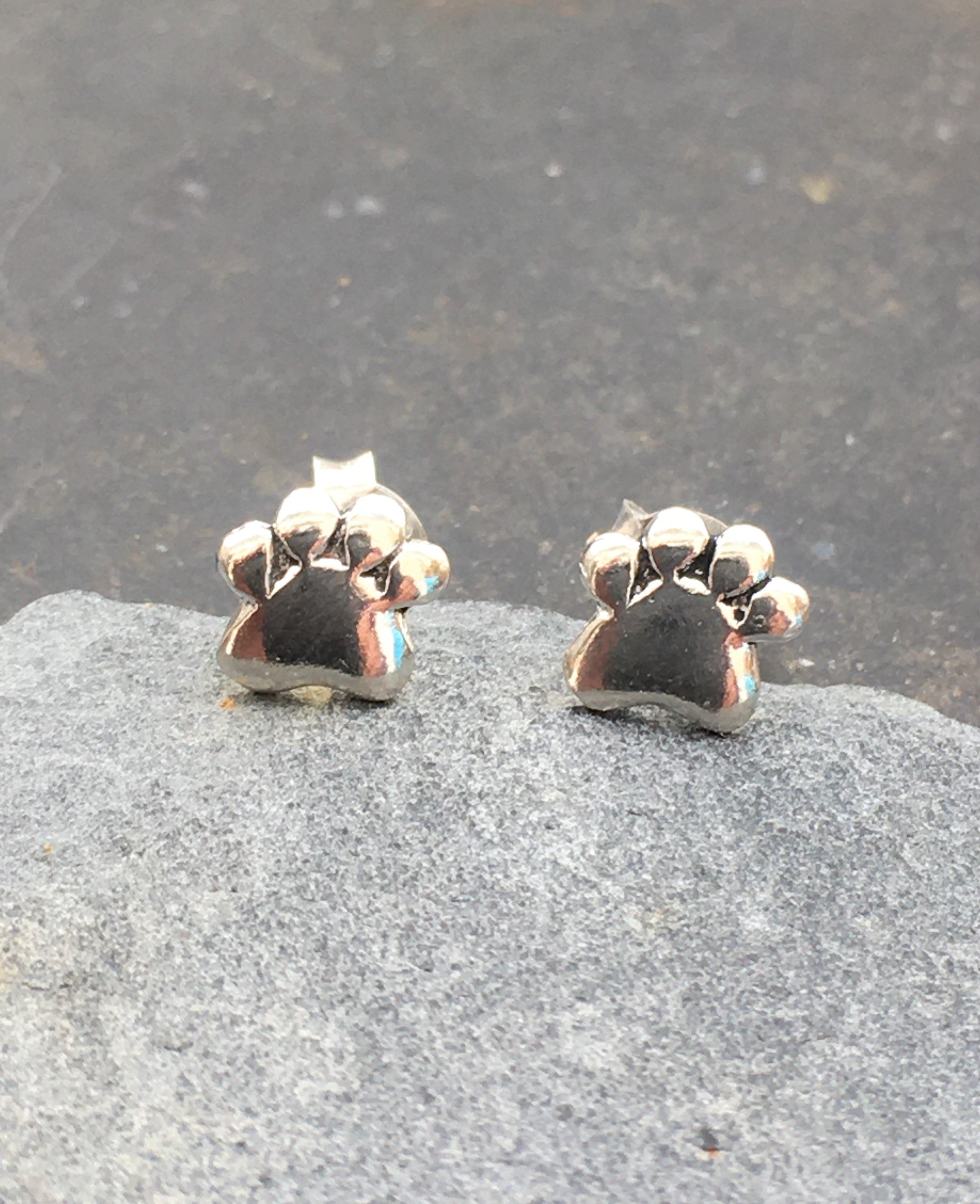 Silver Dogs Paw Stud
