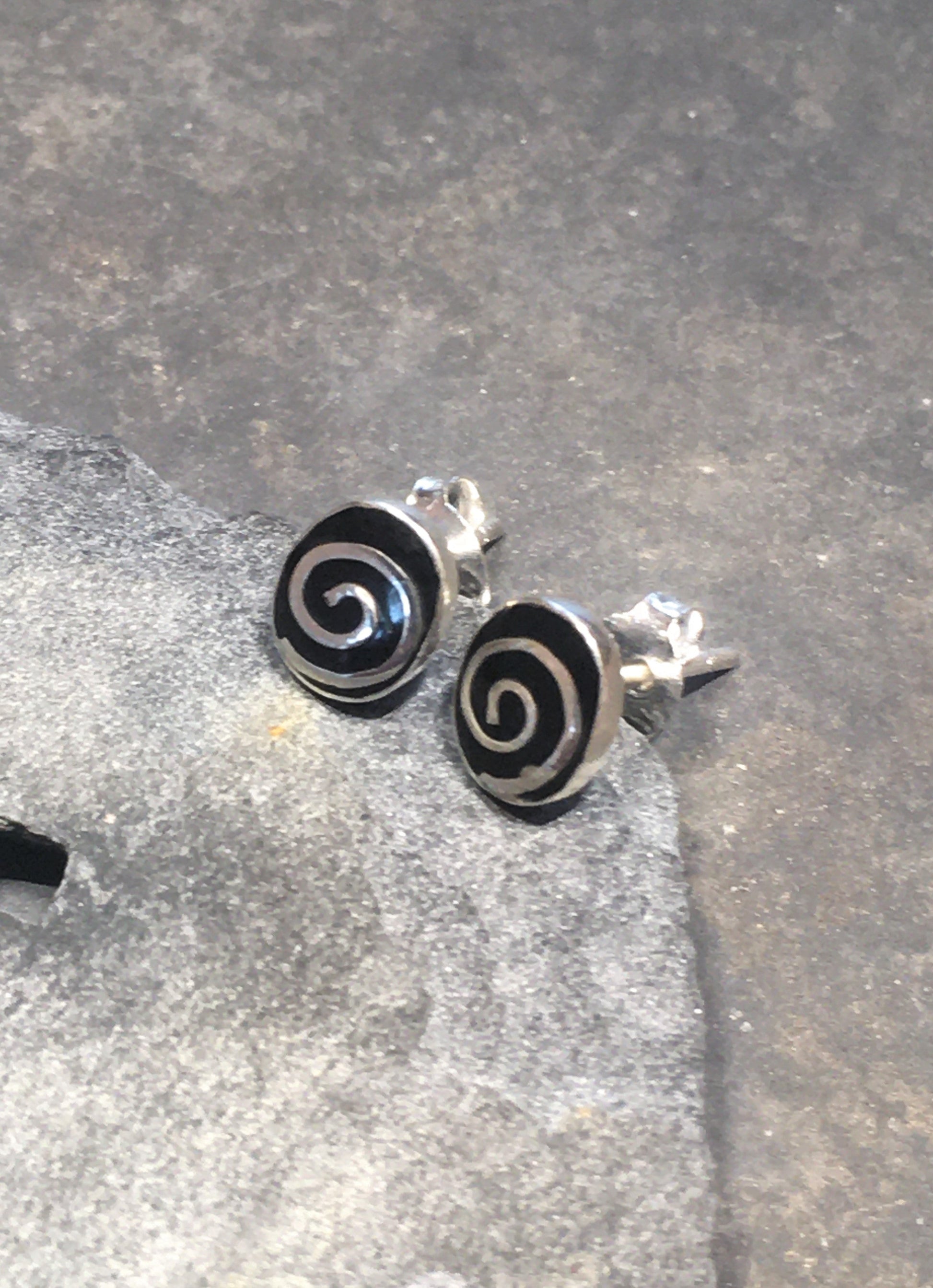 Black Swirl Stud 6 X 7mm