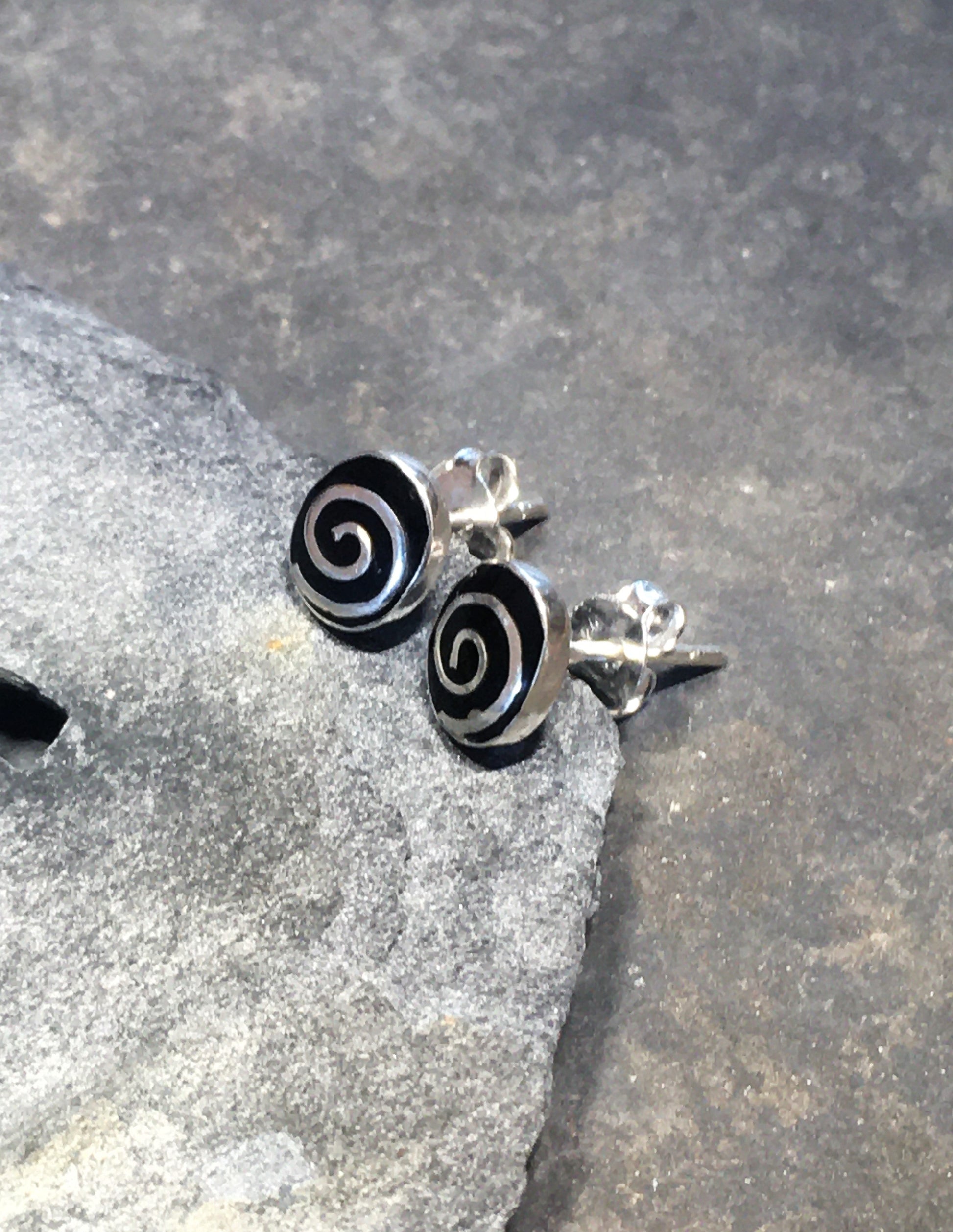 Black Swirl Stud 6 X 7mm