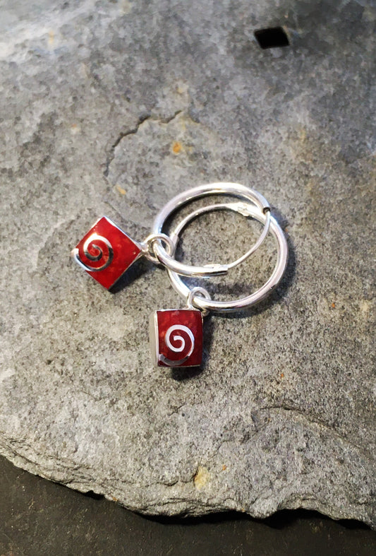 SE279B - 1.2 X 14MM HOOP WITH RED SWIRL SQ CHARM