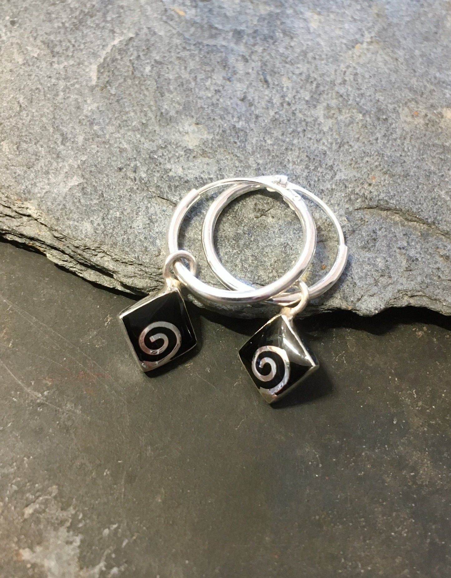 SE280B - 1.2 X 14MM HOOP WITH BLACK SWIRL SQ CHARM