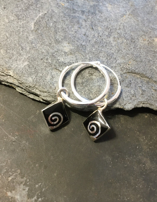 SE280B - 1.2 X 14MM HOOP WITH BLACK SWIRL SQ CHARM